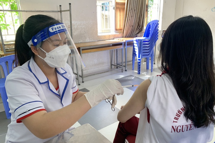 Nóng: Bộ Y tế hướng dẫn trường hợp trẻ đủ điều kiện, trì hoãn, thận trọng tiêm vaccine phòng COVID-19 - Ảnh 1. Nóng: Bộ Y tế hướng dẫn trường hợp trẻ đủ điều kiện, trì hoãn, thận trọng tiêm vaccine phòng COVID-19 - Ảnh 1.