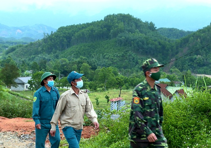 Dân quân tự vệ xung kích nơi tuyến đầu chống dịch COVID-19 - Ảnh 3. Dân quân tự vệ xung kích nơi tuyến đầu chống dịch COVID-19 - Ảnh 3.