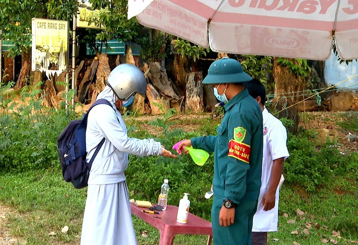 Dân quân tự vệ xung kích nơi tuyến đầu chống dịch COVID-19 - Ảnh 1. Dân quân tự vệ xung kích nơi tuyến đầu chống dịch COVID-19 - Ảnh 1.