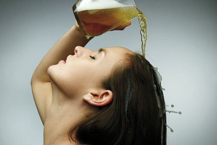 Ủ bia chống rụng tóc mùa thu: Chuyên gia nói gì? - Ảnh 1. Ủ bia chống rụng tóc mùa thu: Chuyên gia nói gì? - Ảnh 1.