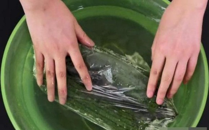 3 bước bảo quản mướp, dù để 10 ngày ở ngoài vẫn ngon - Ảnh 1.