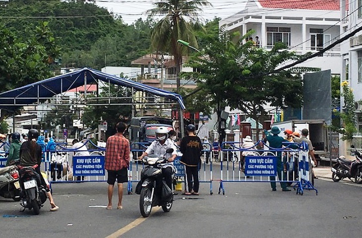 Nha Trang phong tỏa tạm thời 1 phường để tầm soát COVID-19 trong cộng đồng - Ảnh 1.