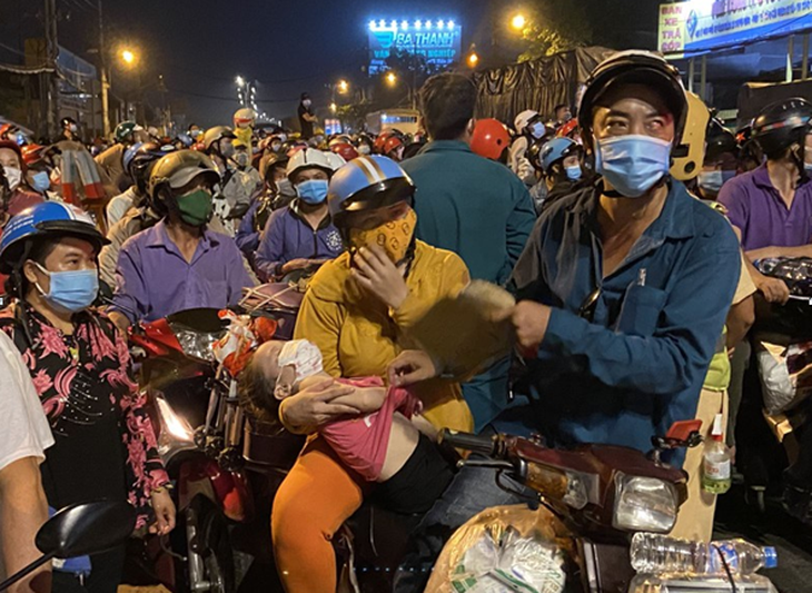 Các tỉnh miền Tây "oằn mình" đón công dân từ vùng dịch trở về - Ảnh 2.