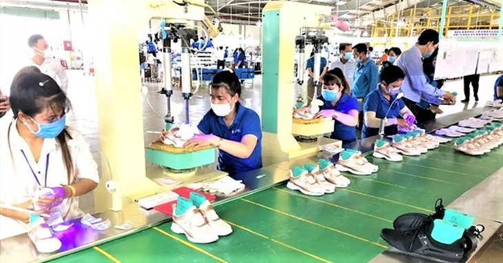 Doanh nghiệp đảm bảo an toàn cho người lao động để khôi phục sản xuất - Ảnh 2. Doanh nghiệp đảm bảo an toàn cho người lao động để khôi phục sản xuất - Ảnh 2.