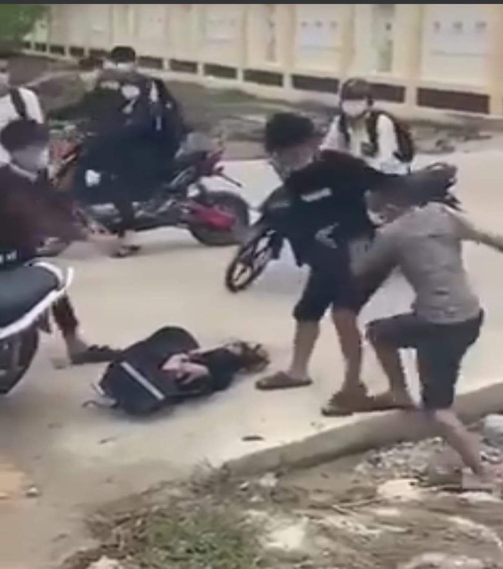 Tạm giữ hình sự 2 đối tượng hành hung dã man nam sinh tại Quảng Bình - Ảnh 1. Tạm giữ hình sự 2 đối tượng hành hung dã man nam sinh tại Quảng Bình - Ảnh 1.