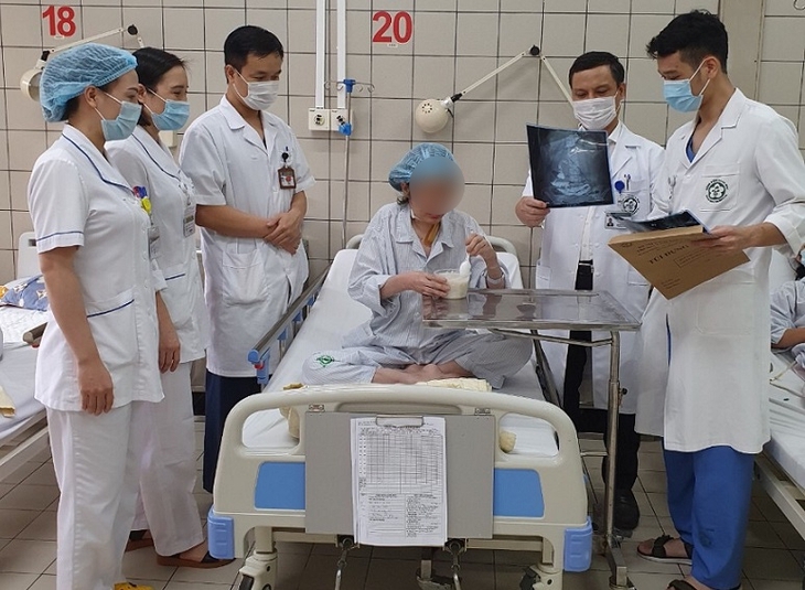 Tạo hình lại đường tiêu hóa cho bệnh nhân bị bỏng do hóa chất tẩy rửa bồn cầu - Ảnh 1.