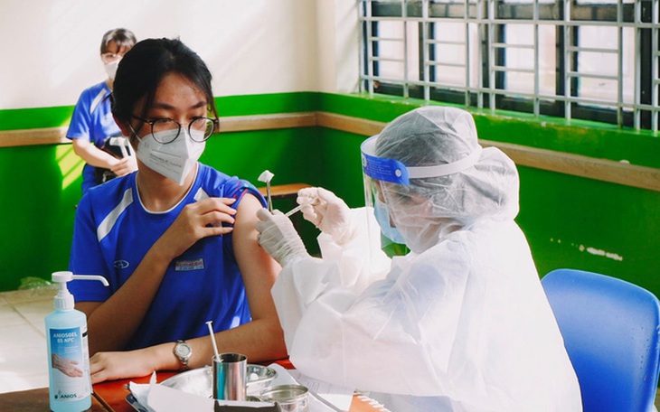 Vì sao trẻ nam không nên "hoạt động thể thao quá mức" sau 3 ngày tiêm vaccine phòng COVID-19?