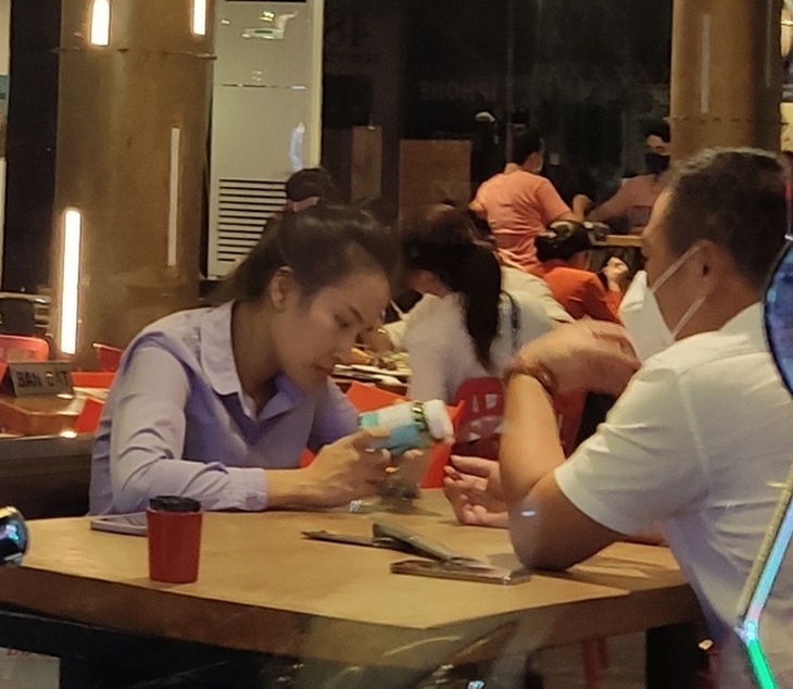 Cho phép kinh doanh ăn uống tại chỗ ở TP.HCM: Doanh nghiệp và người dân cần làm gì để kiểm soát dịch? - Ảnh 3.