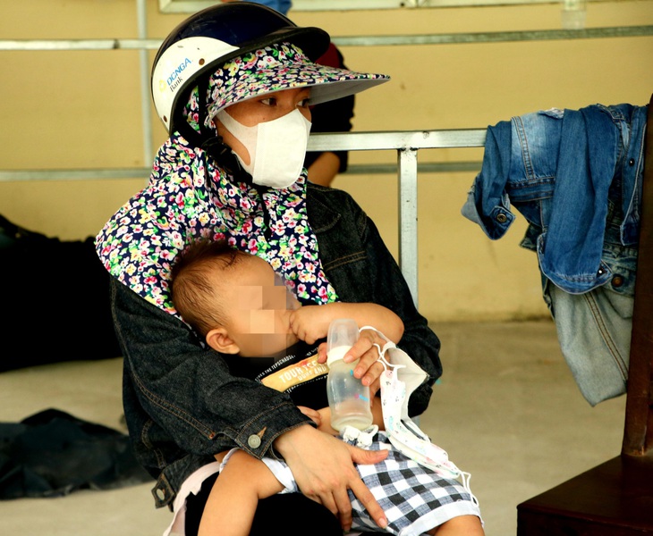Xúc động hình ảnh những em nhỏ theo cha mẹ cùng dòng người từ các tỉnh phía Nam về quê - Ảnh 4. Xúc động hình ảnh những em nhỏ theo cha mẹ cùng dòng người từ các tỉnh phía Nam về quê - Ảnh 4.