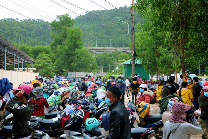 Xúc động hình ảnh những em nhỏ theo cha mẹ cùng dòng người từ các tỉnh phía Nam về quê - Ảnh 2. Xúc động hình ảnh những em nhỏ theo cha mẹ cùng dòng người từ các tỉnh phía Nam về quê - Ảnh 2.