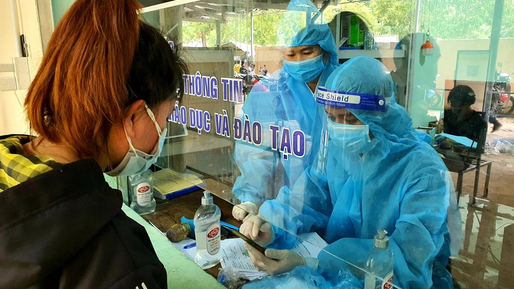 Xúc động hình ảnh những em nhỏ theo cha mẹ cùng dòng người từ các tỉnh phía Nam về quê - Ảnh 5. Xúc động hình ảnh những em nhỏ theo cha mẹ cùng dòng người từ các tỉnh phía Nam về quê - Ảnh 5.
