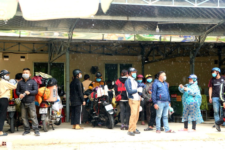 Xúc động hình ảnh những em nhỏ theo cha mẹ cùng dòng người từ các tỉnh phía Nam về quê - Ảnh 8. Xúc động hình ảnh những em nhỏ theo cha mẹ cùng dòng người từ các tỉnh phía Nam về quê - Ảnh 8.