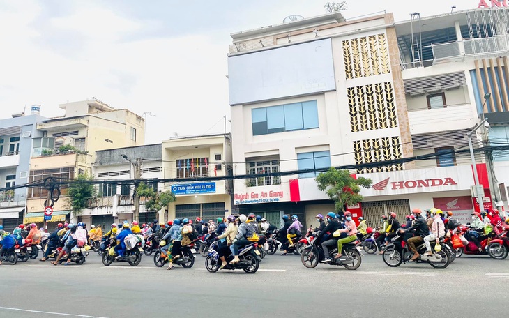 Người miền Tây rời Sài Gòn: Thương lắm đồng hương, lo lắm dịch bệnh