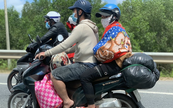 Hỗ trợ đồ ăn, nước uống cho hàng nghìn người trên hành trình về quê