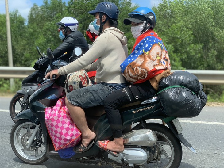 Xúc động hình ảnh những em nhỏ theo cha mẹ cùng dòng người từ các tỉnh phía Nam về quê - Ảnh 3. Xúc động hình ảnh những em nhỏ theo cha mẹ cùng dòng người từ các tỉnh phía Nam về quê - Ảnh 3.