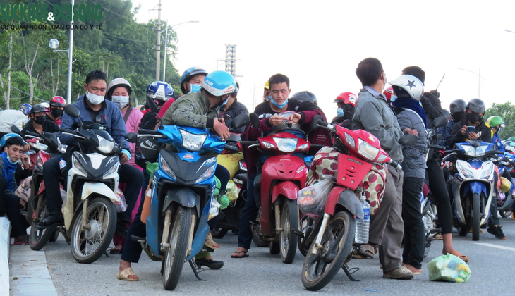 Nghệ An: Hỗ trợ, đón hàng trăm lao động đi xe máy về quê - Ảnh 3. Nghệ An: Hỗ trợ, đón hàng trăm lao động đi xe máy về quê - Ảnh 3.