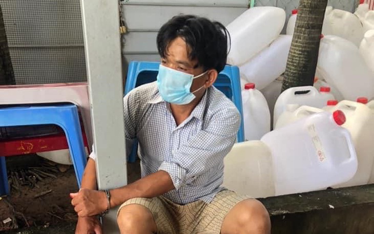 Bình Dương: Bị nhắc nhở vì lấn chiếm lòng đường, 2 đối tượng dùng dao tấn công cảnh sát rồi bỏ trốn