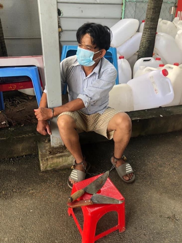 Bình Dương: Bị nhắc nhở vì lấn chiếm lòng đường, 2 đối tượng dùng dao tấn công cảnh sát rồi bỏ trốn - Ảnh 1. Bình Dương: Bị nhắc nhở vì lấn chiếm lòng đường, 2 đối tượng dùng dao tấn công cảnh sát rồi bỏ trốn - Ảnh 1.