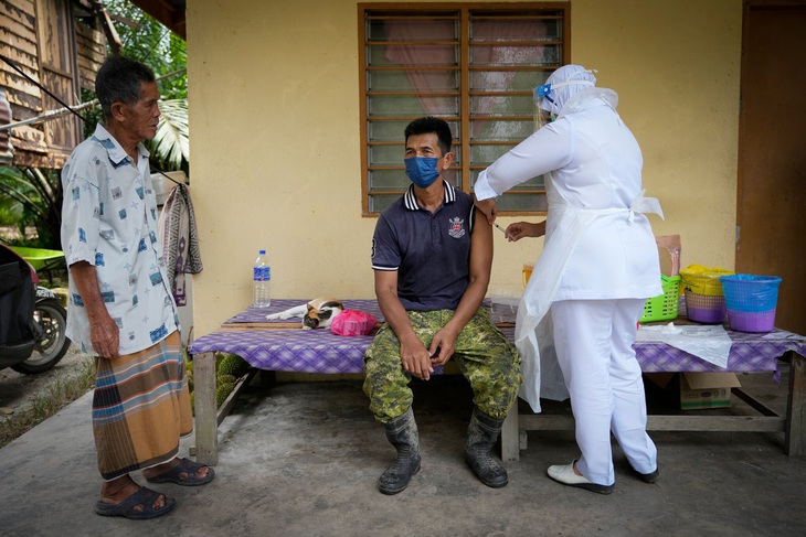 Người dân Châu Á "đồng lòng" tiêm chủng vaccine ngừa COVID-19 - Ảnh 3.