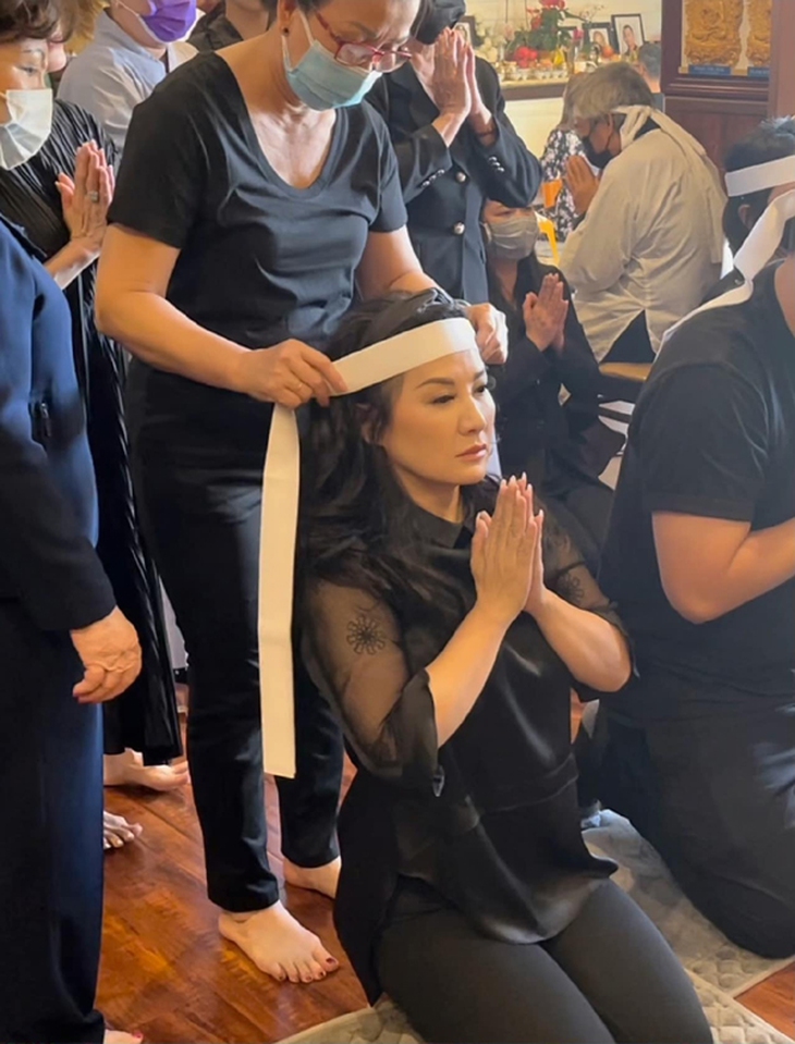 Hình ảnh lễ cúng thất ở Mỹ của ca sĩ Phi Nhung: Con gái ruột thẫn thờ bên di ảnh mẹ - Ảnh 6.