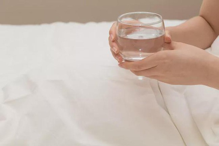 Uống nước khi thức dậy nhiều lợi ích với sức khỏe nhưng không phải loại nước nào cũng tốt - Ảnh 2. Uống nước khi thức dậy nhiều lợi ích với sức khỏe nhưng không phải loại nước nào cũng tốt - Ảnh 2.