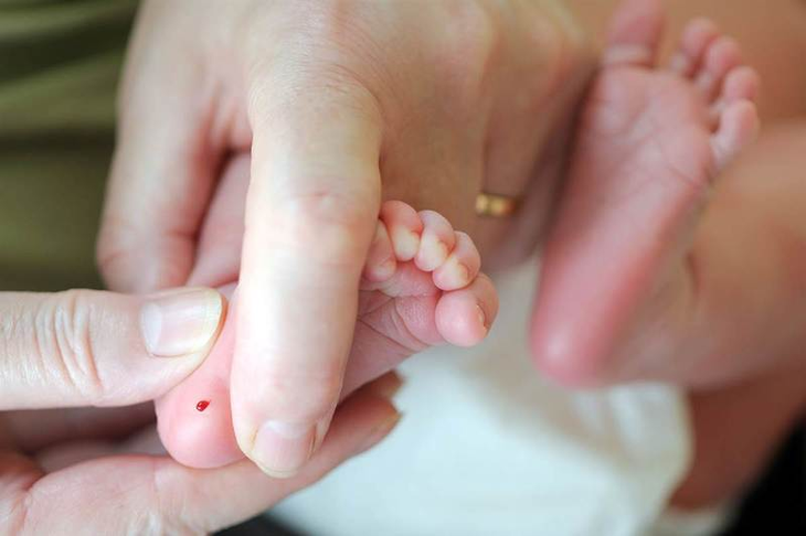 Một giọt máu gót chân bảo vệ con ngay từ những ngày đầu đời - Ảnh 1. Một giọt máu gót chân bảo vệ con ngay từ những ngày đầu đời - Ảnh 1.