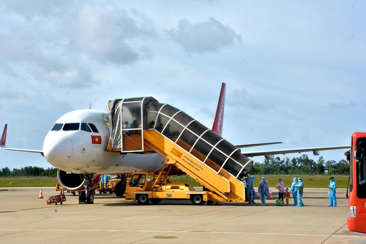 Chuyến bay nghĩa tình đưa hàng trăm thai phụ từ TP. HCM về quê - Ảnh 2.