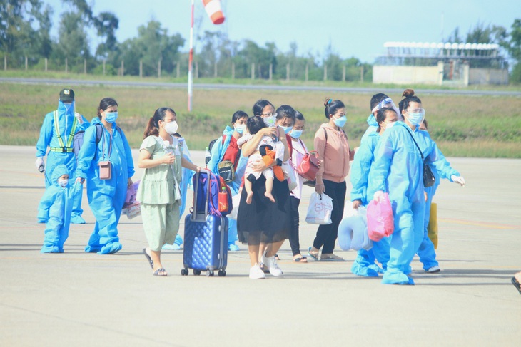 Chuyến bay nghĩa tình đưa hàng trăm thai phụ từ TP. HCM về quê - Ảnh 3.