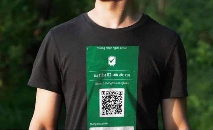 'Bắt trend' in mã QR chứng nhận tiêm vaccine lên áo phông, ốp điện thoại - coi chừng mất thông tin cá nhân - Ảnh 3.
