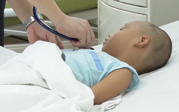 Cứu liệt cho trẻ bị viêm tủy cắt ngang nguy hiểm
