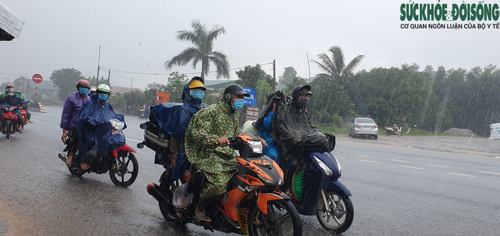 Quảng Bình: Lực lượng chức năng "đội mưa" đón và hỗ trợ người dân hồi hương từ các tỉnh phía Nam - Ảnh 2.