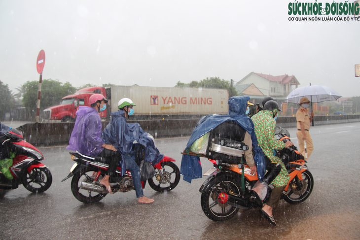 Quảng Bình: Lực lượng chức năng "đội mưa" đón và hỗ trợ người dân hồi hương từ các tỉnh phía Nam - Ảnh 3.