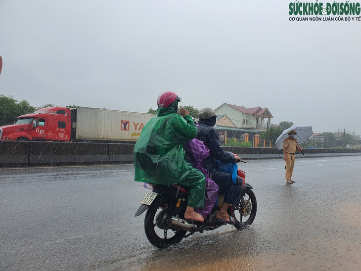 Quảng Bình: Lực lượng chức năng "đội mưa" đón và hỗ trợ người dân hồi hương từ các tỉnh phía Nam - Ảnh 5.
