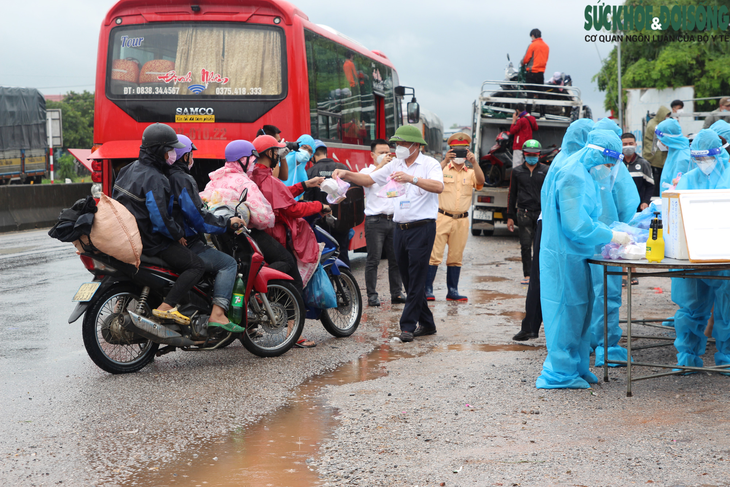 Quảng Bình: Lực lượng chức năng "đội mưa" đón và hỗ trợ người dân hồi hương từ các tỉnh phía Nam - Ảnh 6.