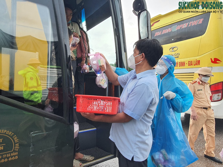 Quảng Bình: Lực lượng chức năng "đội mưa" đón và hỗ trợ người dân hồi hương từ các tỉnh phía Nam - Ảnh 8.
