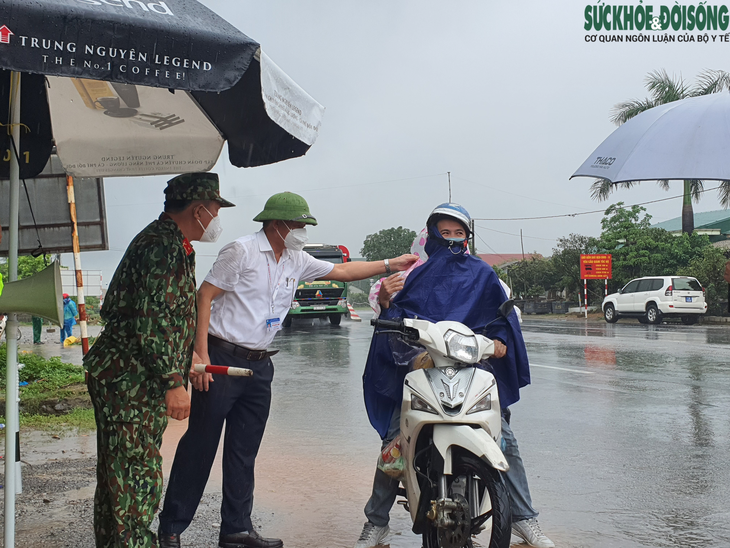 Quảng Bình: Lực lượng chức năng "đội mưa" đón và hỗ trợ người dân hồi hương từ các tỉnh phía Nam - Ảnh 9.