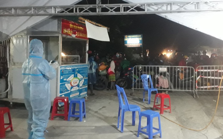 Cảnh sát Hà Nội "hộ tống" 500 người đi xe máy ngang qua thành phố về quê tránh dịch