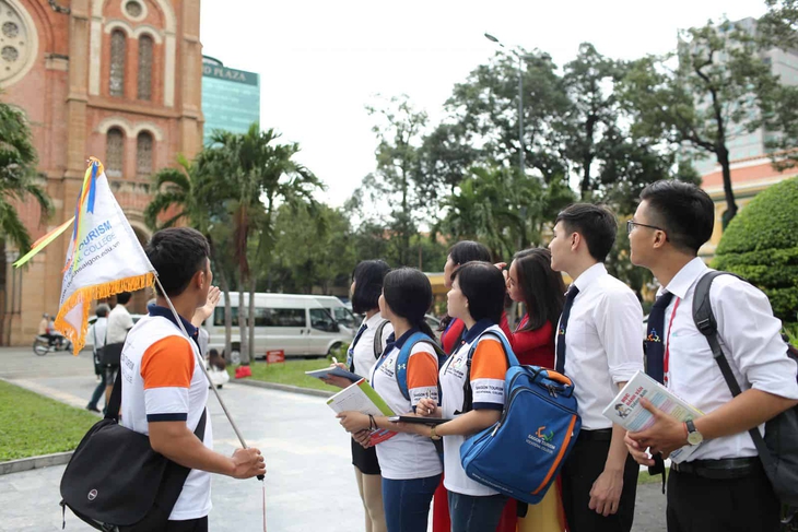 Đang kiếm tiền "khủng", những nghề này đột ngột "chết cứng toàn tập” vì dịch COVID-19 - Ảnh 2.