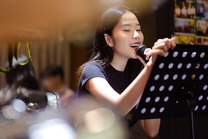 Nam Em, hoa khôi lấn sân ca hát - Ảnh 2.