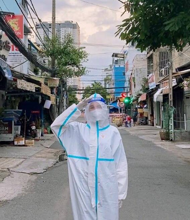 Thùy Tiên khoe váy 'Lốc xoáy ngân hà', trái tim nhân ái ngày COVID-19 - Ảnh 8. Thùy Tiên khoe váy 'Lốc xoáy ngân hà', trái tim nhân ái ngày COVID-19 - Ảnh 8.