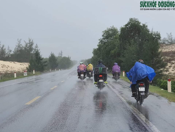 Những đứa trẻ và hành trình thiên lý “đội nắng, dầm mưa” cùng người thân hồi hương - Ảnh 1. Những đứa trẻ và hành trình thiên lý “đội nắng, dầm mưa” cùng người thân hồi hương - Ảnh 1.