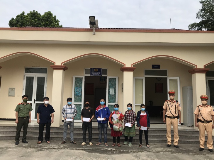 Trẻ sơ sinh 3 tháng cùng 6 người lớn từ Bình Dương về Sơn La tránh dịch bị lạc đường ở Hà Nội - Ảnh 2. Trẻ sơ sinh 3 tháng cùng 6 người lớn từ Bình Dương về Sơn La tránh dịch bị lạc đường ở Hà Nội - Ảnh 2.