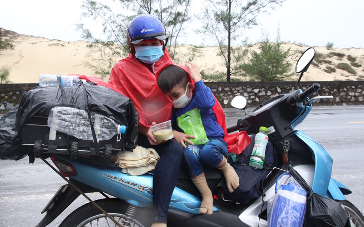 Những đứa trẻ và hành trình thiên lý "đội nắng, dầm mưa" cùng cha mẹ về quê