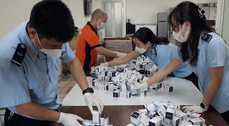 Lực lượng Hải quan liên tiếp bắt giữ thuốc điều trị COVID-19 nhập lậu qua đường hàng không.