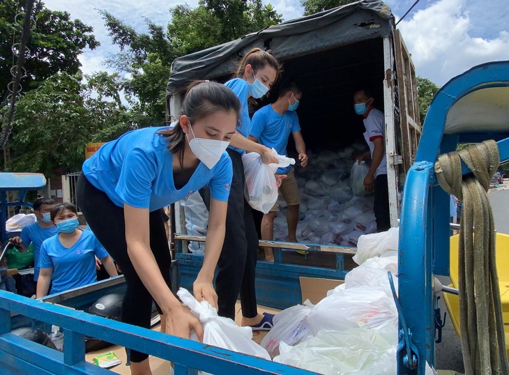 Thùy Tiên khoe váy 'Lốc xoáy ngân hà', trái tim nhân ái ngày COVID-19 - Ảnh 6. Thùy Tiên khoe váy 'Lốc xoáy ngân hà', trái tim nhân ái ngày COVID-19 - Ảnh 6.