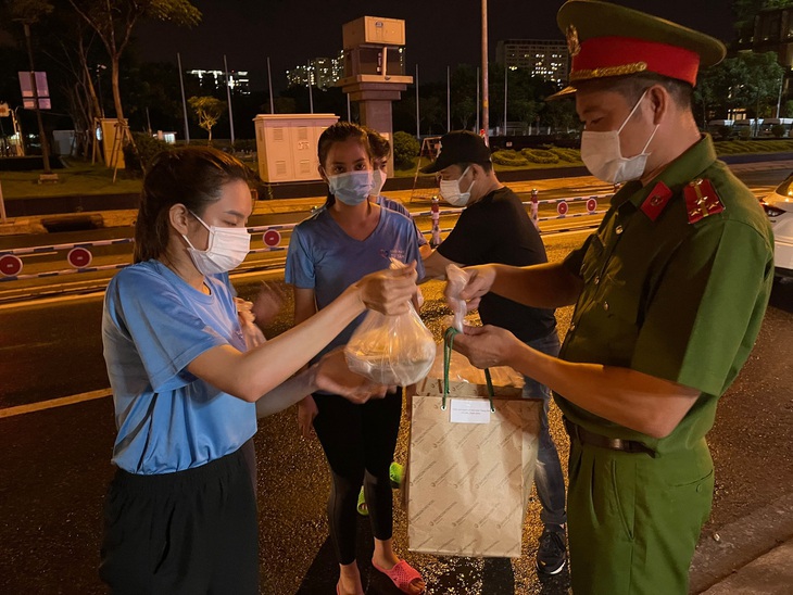 Thùy Tiên khoe váy 'Lốc xoáy ngân hà', trái tim nhân ái ngày COVID-19 - Ảnh 7. Thùy Tiên khoe váy 'Lốc xoáy ngân hà', trái tim nhân ái ngày COVID-19 - Ảnh 7.