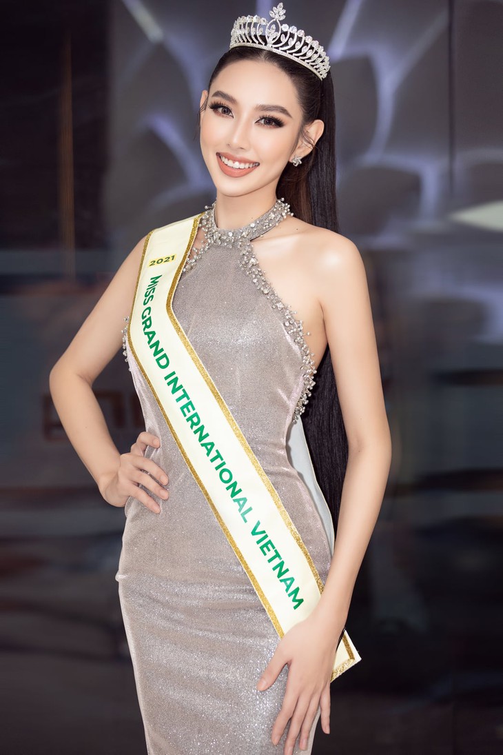 Thùy Tiên khoe váy 'Lốc xoáy ngân hà', trái tim nhân ái ngày COVID-19 - Ảnh 4. Thùy Tiên khoe váy 'Lốc xoáy ngân hà', trái tim nhân ái ngày COVID-19 - Ảnh 4.