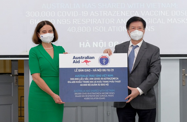 Bộ Y tế tiếp nhận thêm 300.000 liều vaccine COVID-19 và trang thiết bị chống dịch từ Australia - Ảnh 3. Bộ Y tế tiếp nhận thêm 300.000 liều vaccine COVID-19 và trang thiết bị chống dịch từ Australia - Ảnh 3.