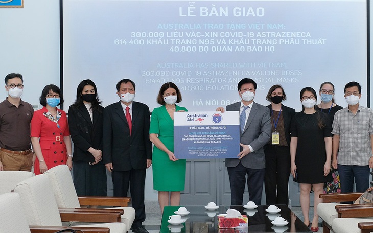 Bộ Y tế tiếp nhận thêm 300.000 liều vaccine COVID-19 và  trang thiết bị chống dịch từ Australia