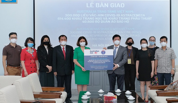 Bộ Y tế tiếp nhận thêm 300.000 liều vaccine COVID-19 và trang thiết bị chống dịch từ Australia - Ảnh 2. Bộ Y tế tiếp nhận thêm 300.000 liều vaccine COVID-19 và trang thiết bị chống dịch từ Australia - Ảnh 2.